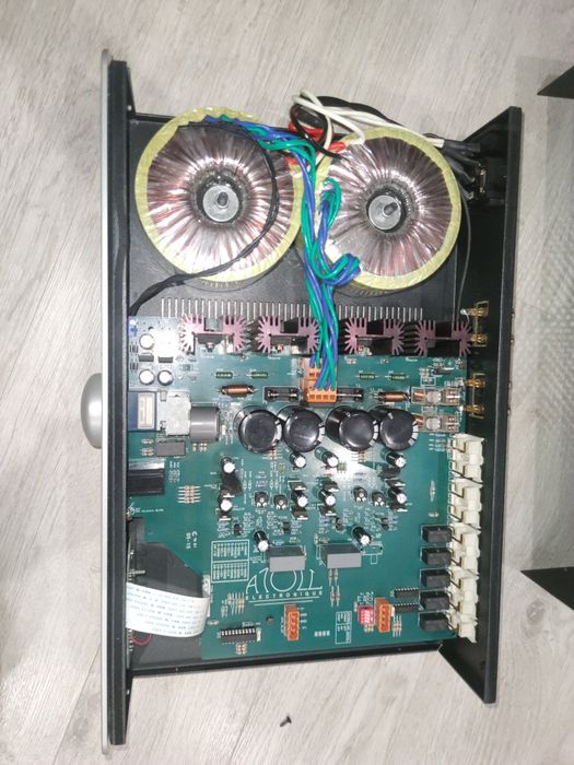 Amplificator Atoll IN100 High-End Dual-Mono 2x100W + Telecomandă / Franta