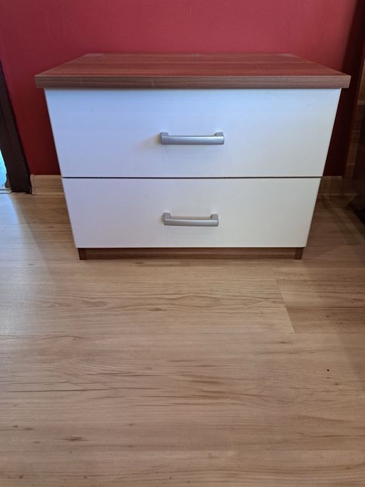 Спалня с нов матрак и нощни шкафчета