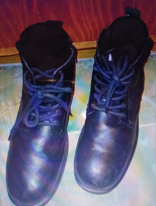 Продавам детски кожени боти