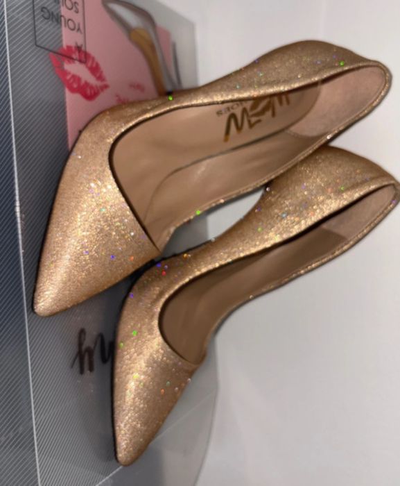 Pantofi stiletto superbi