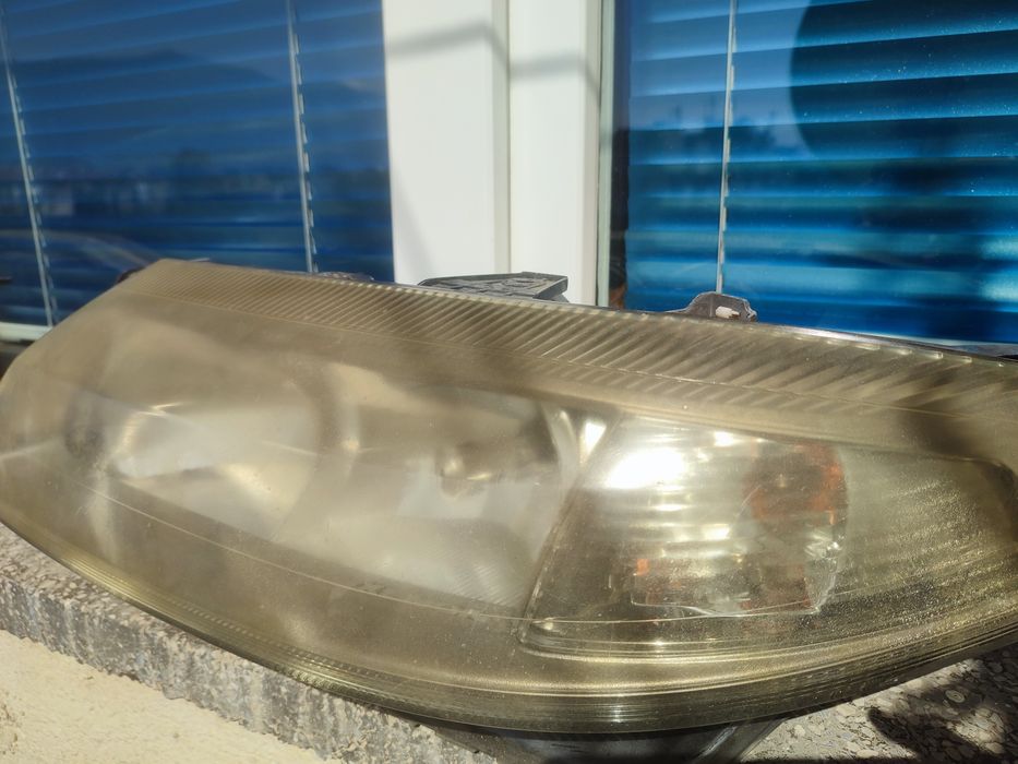 Врати и броня за Renault laguna 2.Фарове xenon - два леви един десен.Кора над двигател.