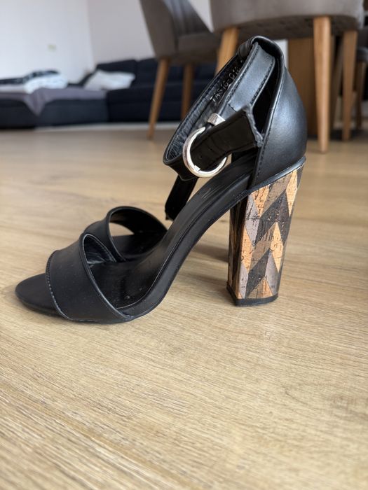 Черни сандали на дебел ток
