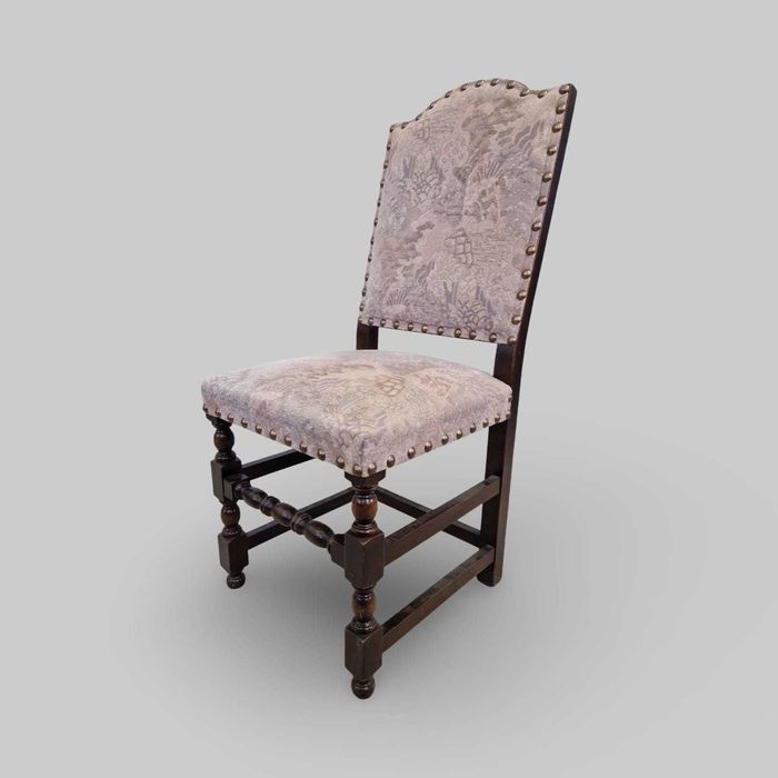 7 броя столове с масивна конструкция и текстилна дамаска