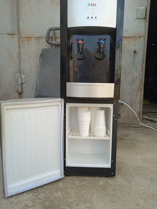 диспенсер для воды (кулер)