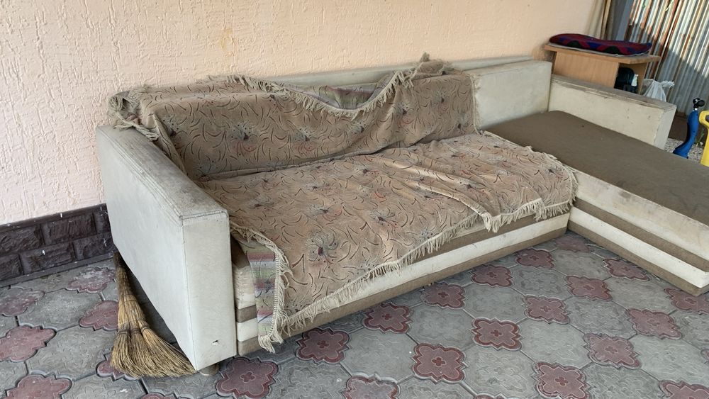 Диван бесплатно просто стоит может кому нужен