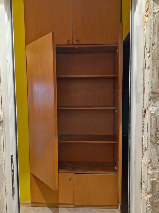 Гардероби – дълбок и плитък, масивни, в много добро състояние