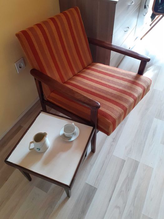 Фотьойл + малка масичка. Цена – 45 е + 6 е = 51 евро.