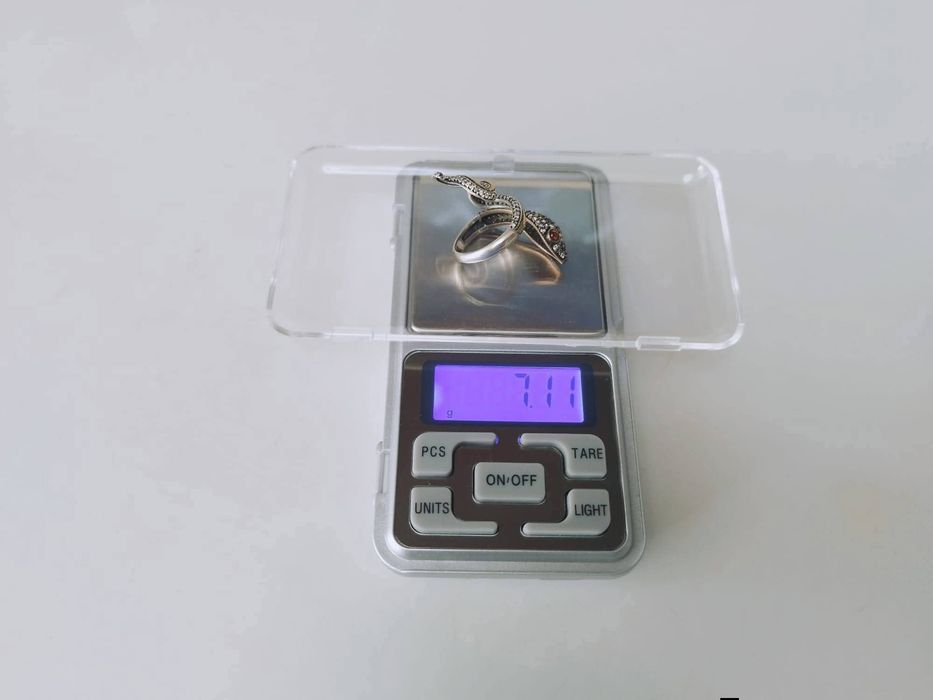 Vechi inel in forma de sarpe, cu pietre albe zirconiu si rosii granat, din argint de 925