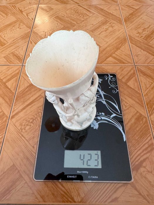 Красива старинна ваза от кост с ръчно гравирани мотиви