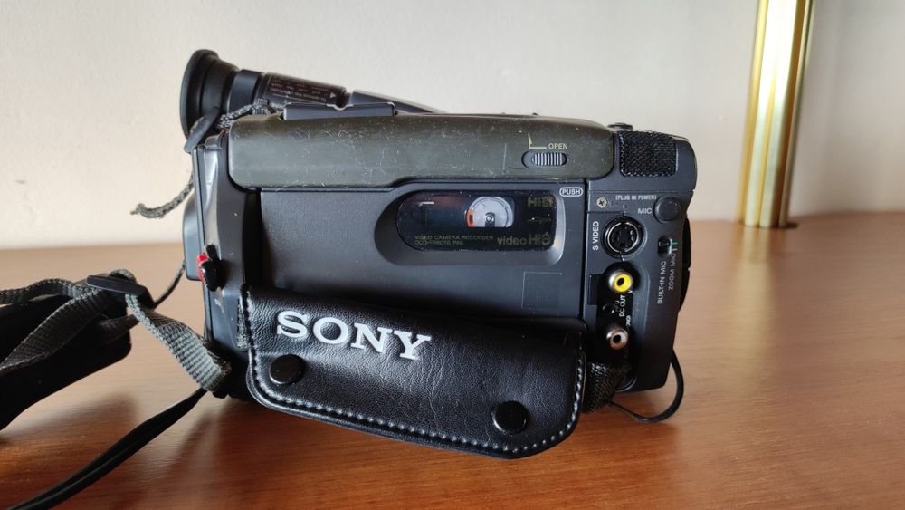 Sony Video Hi8 Handycam CCD-TR805E + Пълен комплект аксесоари (За части/ремонт)