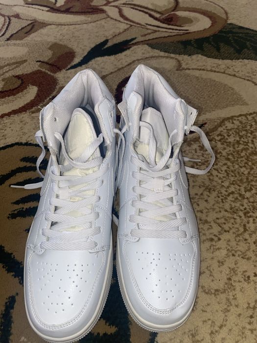 Новые кроссовки.