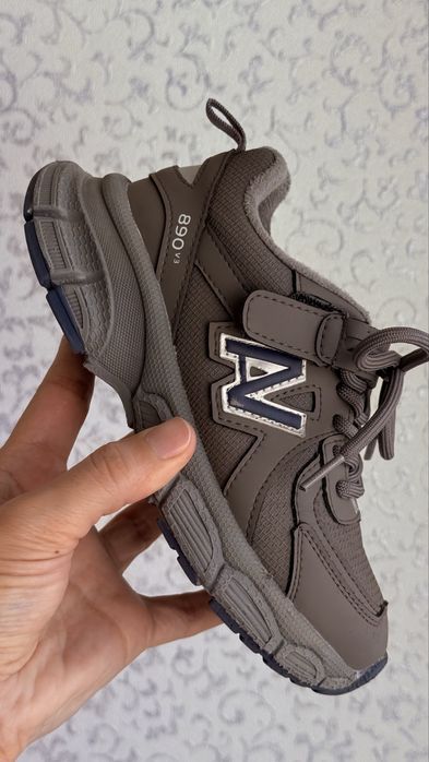 Кроссовки весна срочно продам