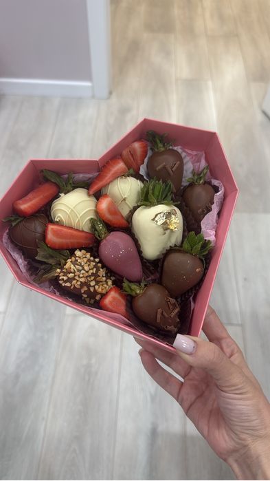 По 3500 клубника в шоколаде