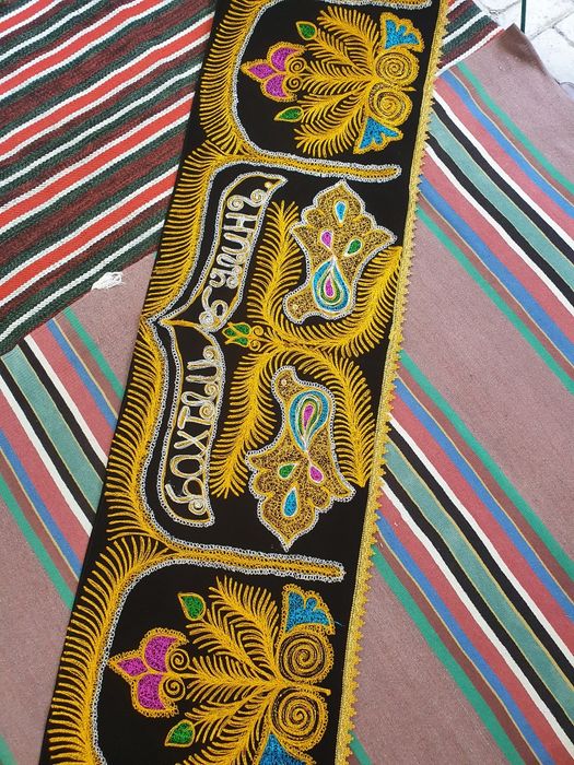 Сюзане с золотой вышивкой