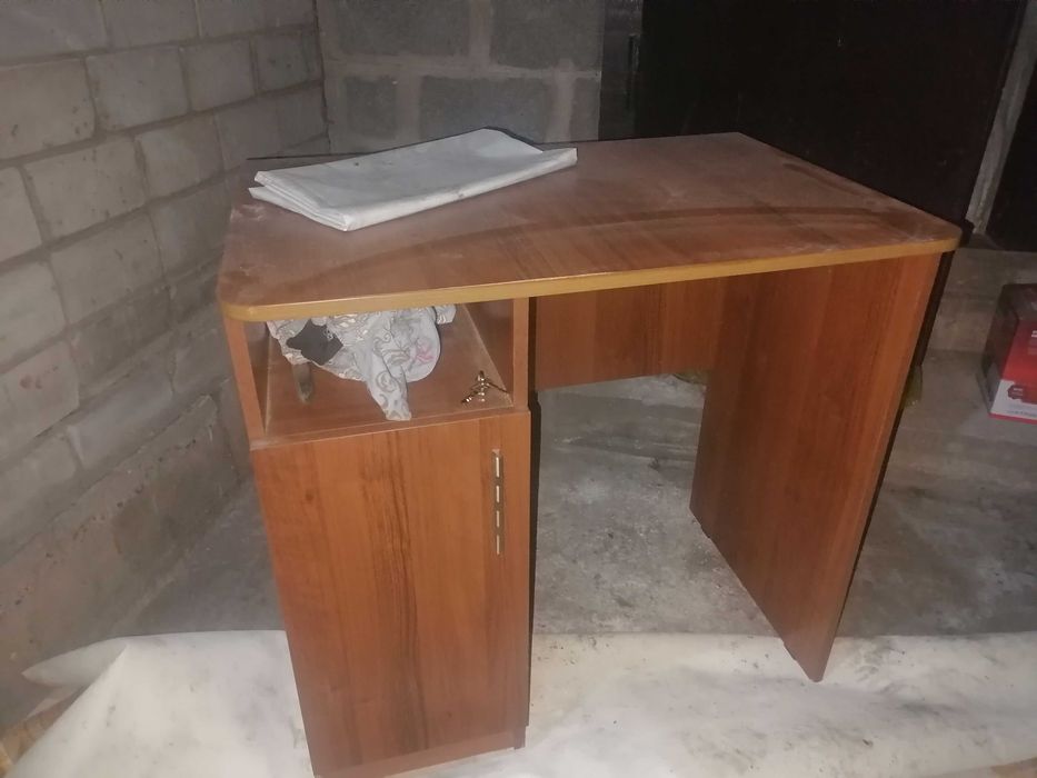 Продам стол шкаф