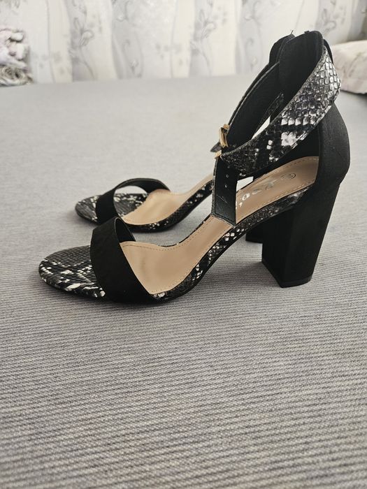 Продавам чисто нови сандали