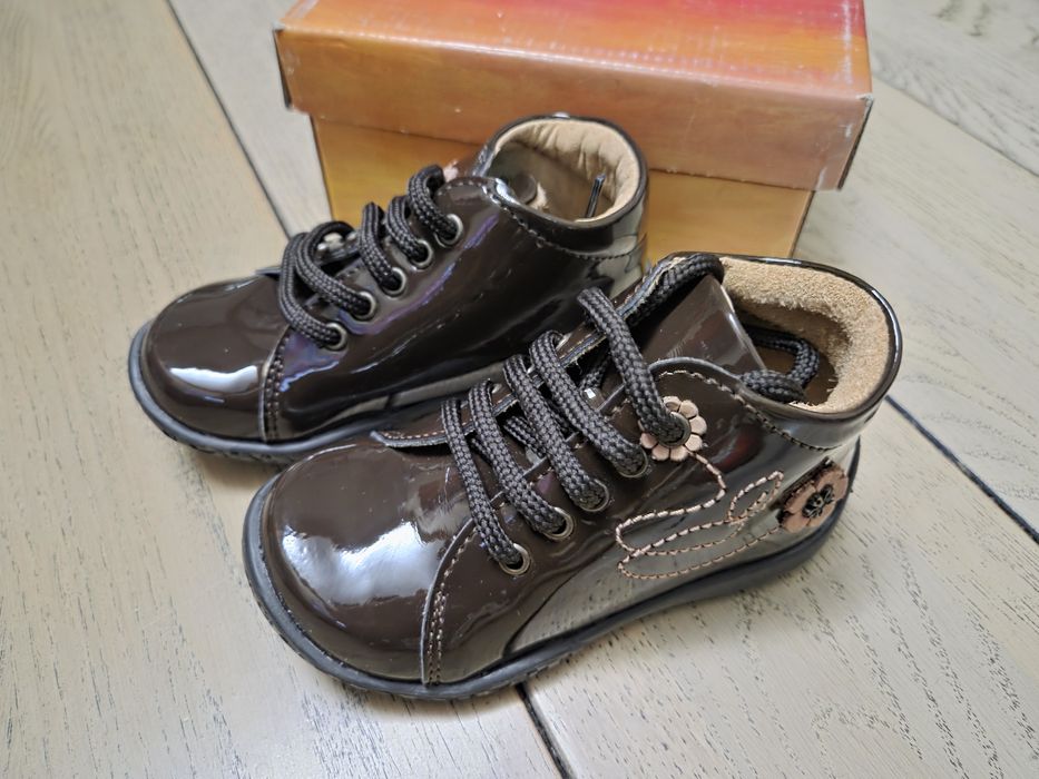 Обувки за момиченце Primigi, естествен лак в кафяв цвят