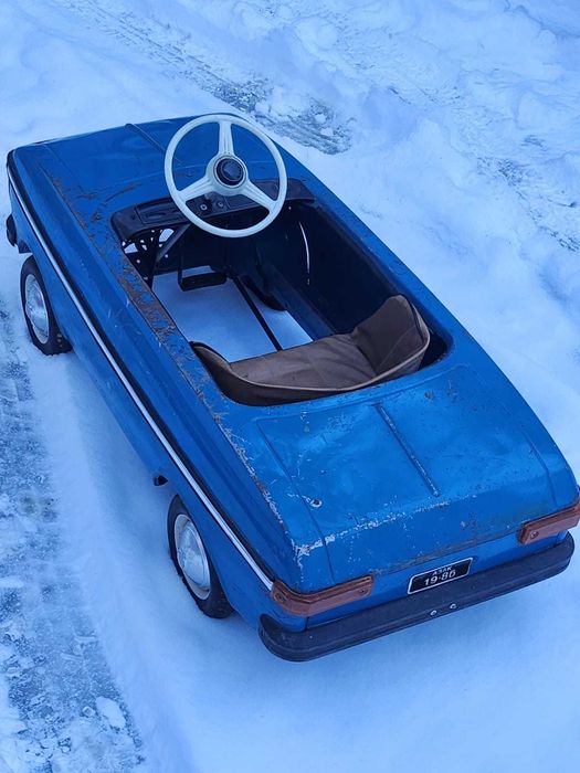 педальный автомобиль