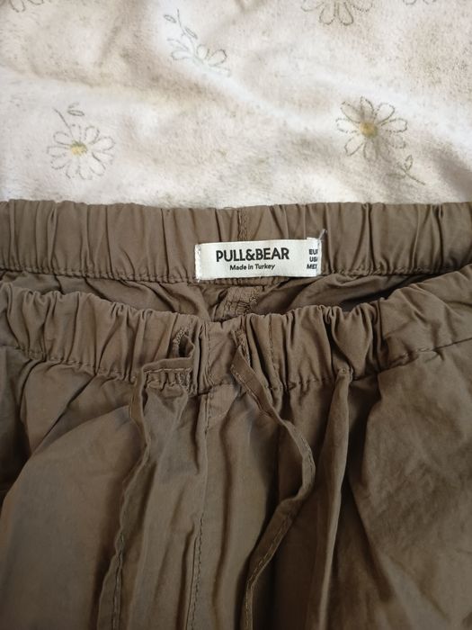 Зелени панталони тип парашутни от pull and bear.