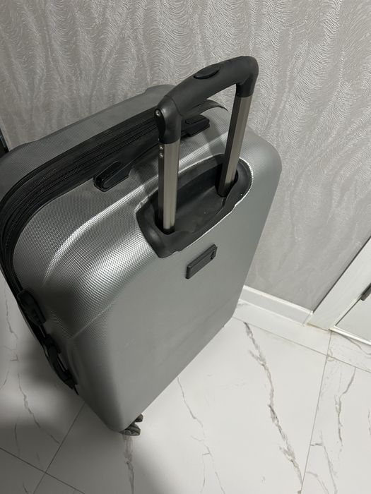 Продам  серого цвета чемодан
