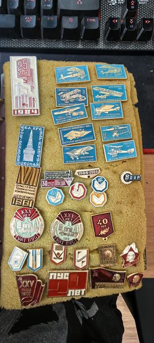 Продаются значки