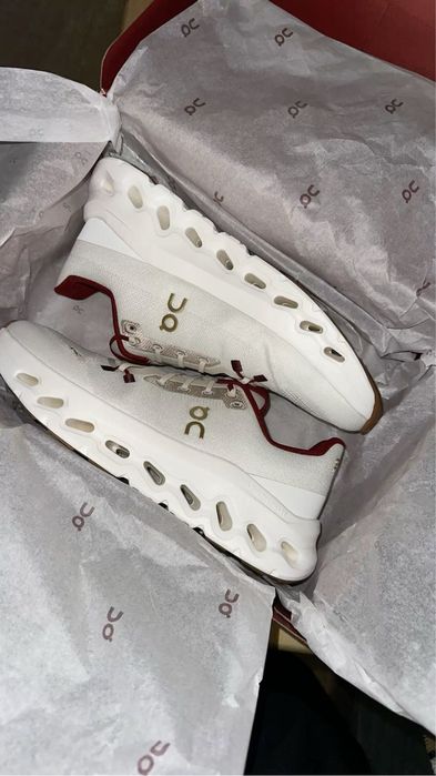 Продам новые кроссовки uniglo