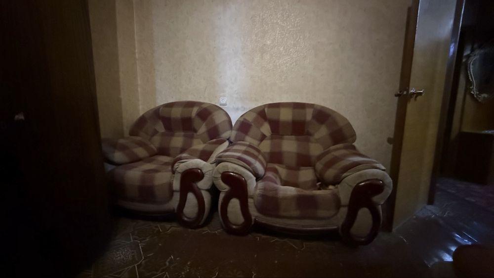 Срочно отдам даром диван и кресла