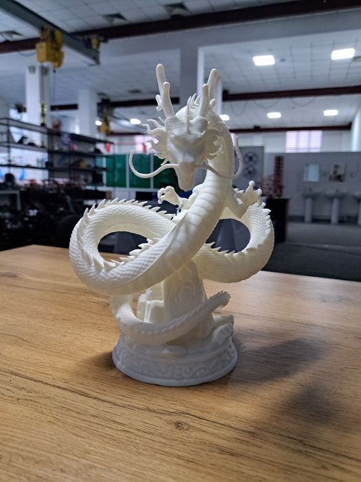 3D Bosmada Chiroyli Xitoy Ajdahosi Haykali