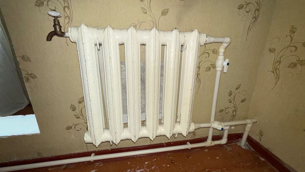 Ванна чугунная и батарея