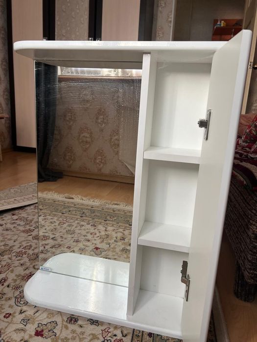 Шкаф зеркальных навемной