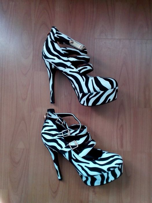 Продавам комплект дамски къс шлифер и обувки на токчета.