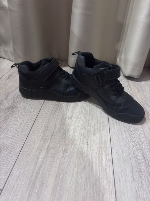 Обувки Clarks за деца