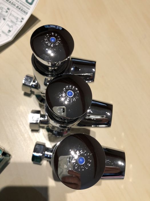 Robineți de lavoar cu închidere automată și o singură punte