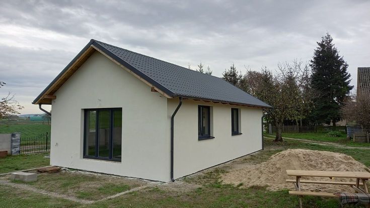 Vând casă pe structură metalică învelită cu panouri sandwich