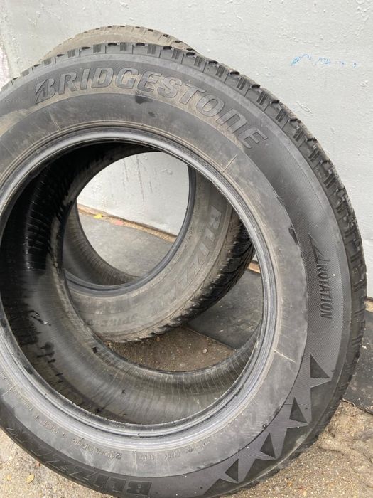 Продам две шины Bridgestone