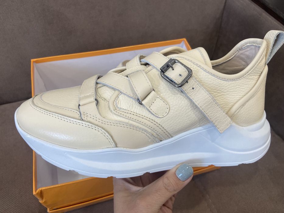 Продам кроссовки новые