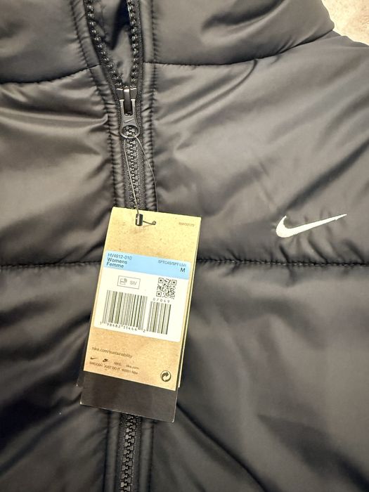 Чисто ново яке Nike