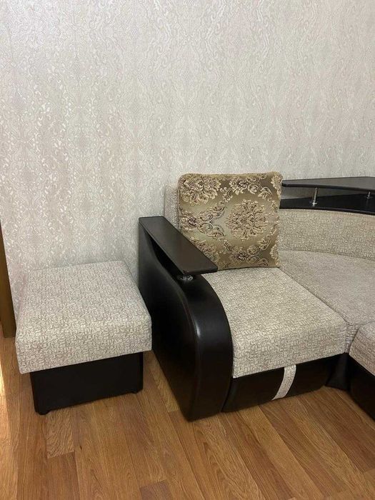 Продам угловой диван с креслом и пуфиком