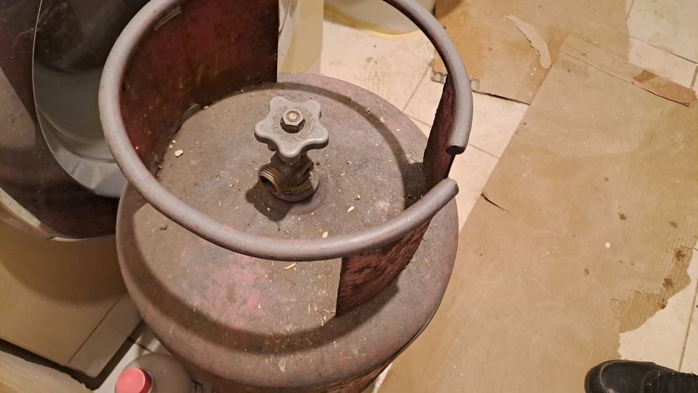 Продам газовую плиту с балоном
