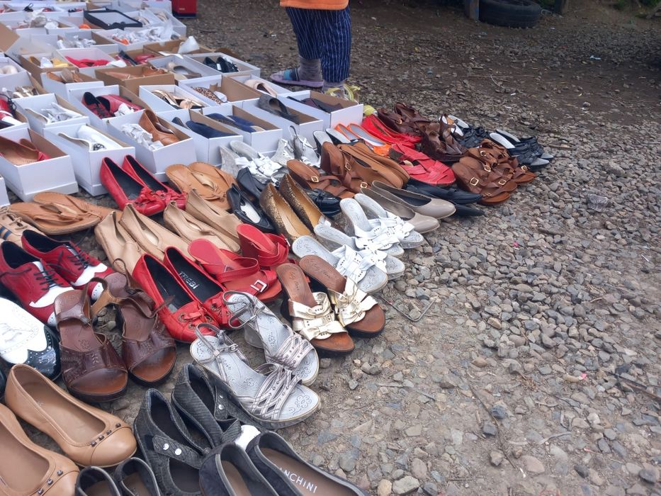 Vând  încălțăminte de femei angro,150 de perechi, preț 10 lei  pereche