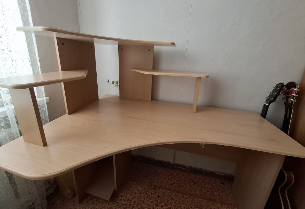 Большой угловой компьютерный стол