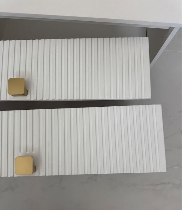 Mobilier nou-nout de baie suspendat cu riflaj