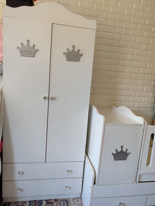 Bolalar shkafi va krovati