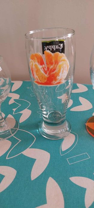 Продавам различни комплекти чаши