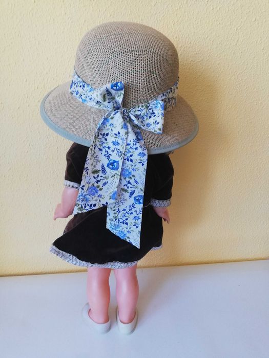 Papusa Aradeanca ochi albastri din 1980 de colectie, costum catifea