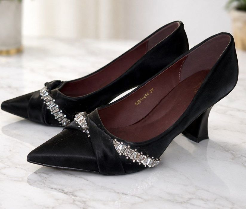 Туфли на каблуке 
Надела один раз
Брала за 270
Отдаю за 200
Размер 37