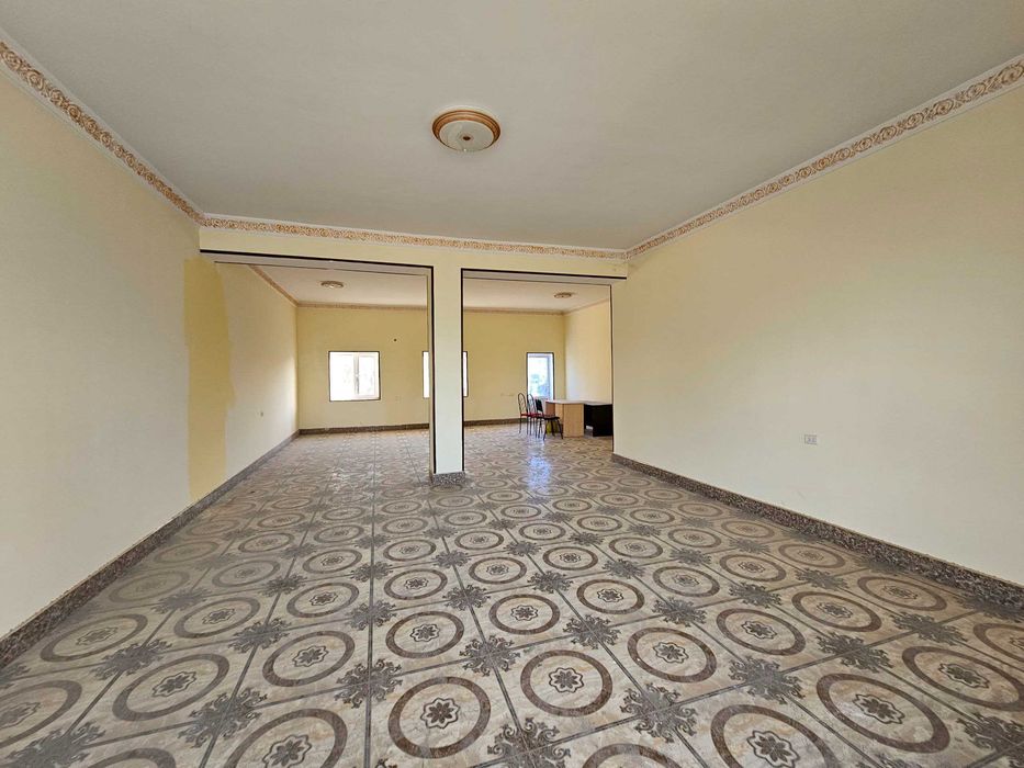 2 qavatli bino, magistralni yo'lini yoqasidan sotiladi.