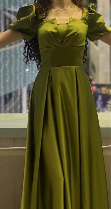 Зеленое атласное платье для вечера
