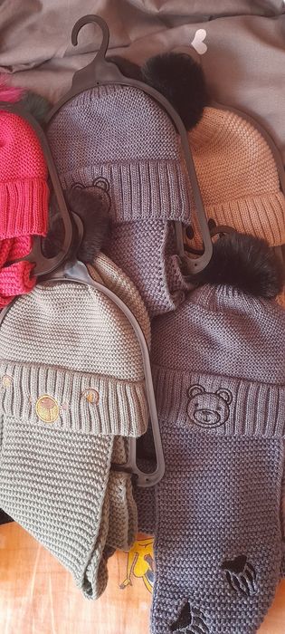Set caciulita și fular.
