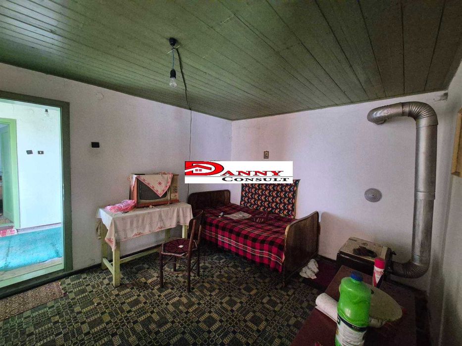 Двуетажна къща с двор и кладенец в с. Иванча